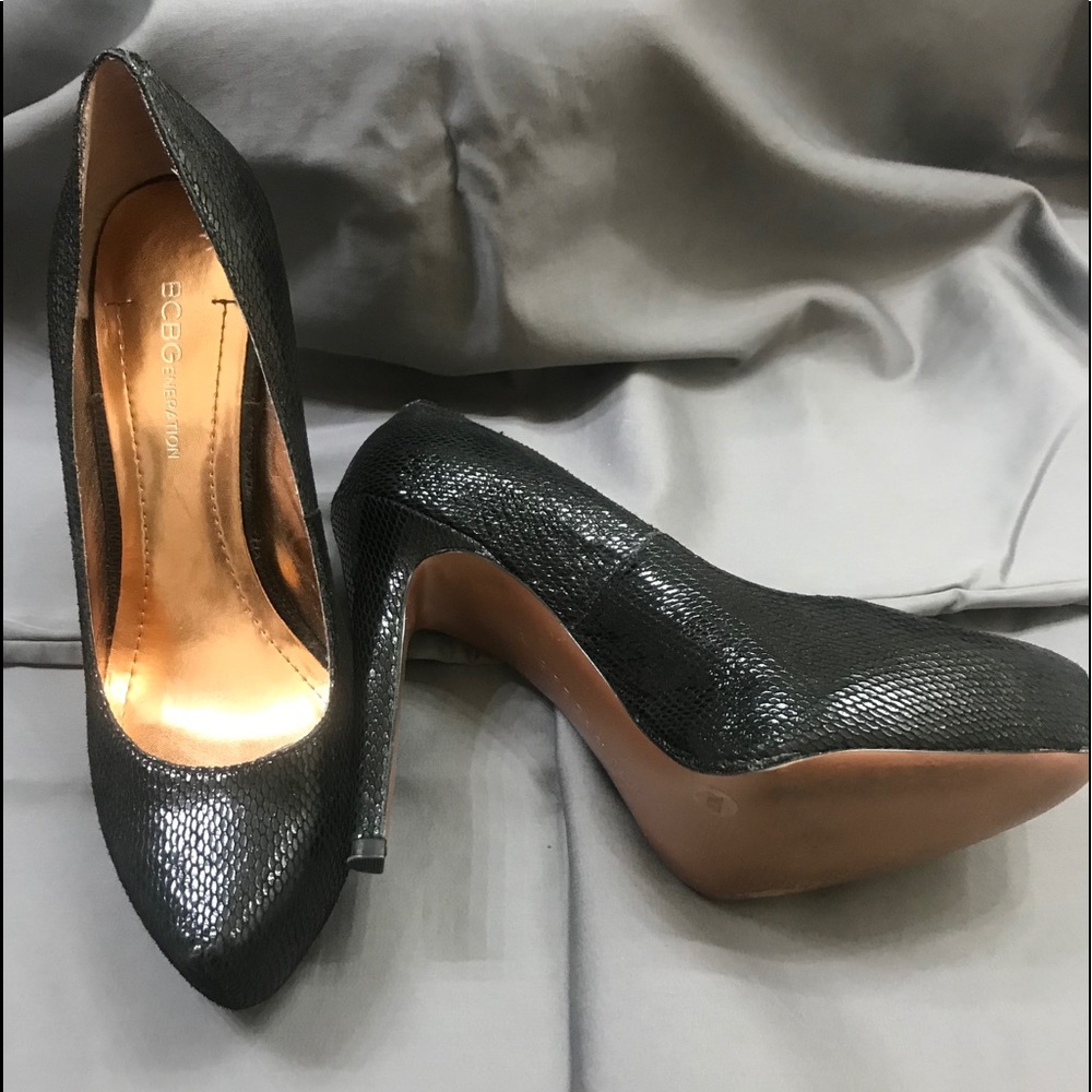 Snakeskin leather pumps!!